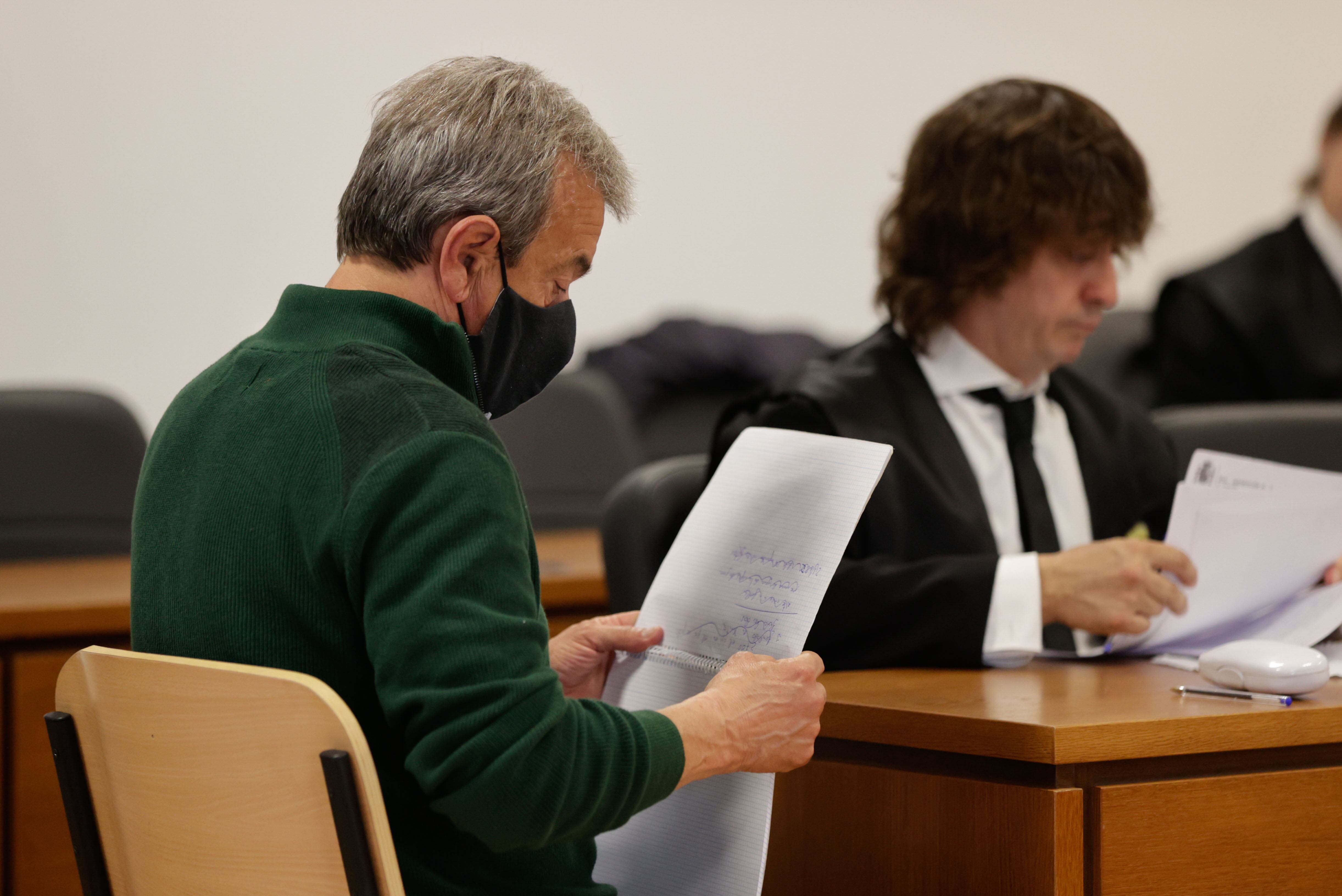 A CORUÑA, 07/06/2023.- Tercera sesión del juicio contra un hombre (i) acusado de asesinar a otro asestándole 18 puñaladas en el Barrio de las Flores de A Coruña el 23 de septiembre de 2021, por lo que la Fiscalía pide 21 años de prisión. EFE/ Cabalar
