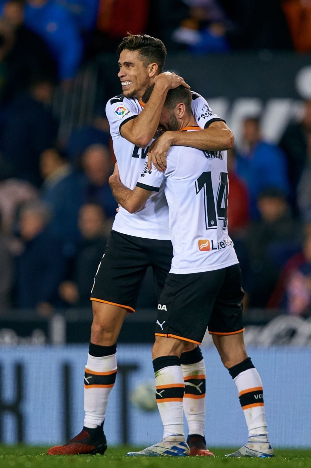 Gayà y Gabriel Paulista celebran una victoria en Mestalla. 