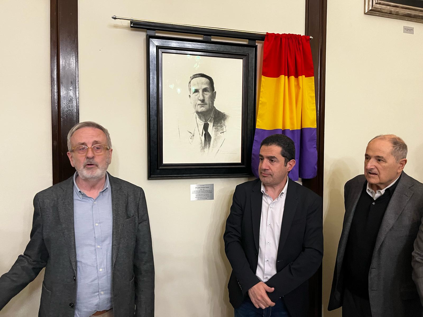 El sobrino nieto de Evaristo Botella Asensi; Antonio Francés, alcalde de Alcoy, y José Sanus, el primer alcalde democrático tras el franquismo, en el descubrimiento del retrato del homenajeado en la escalinata de la Casa Consistorial.