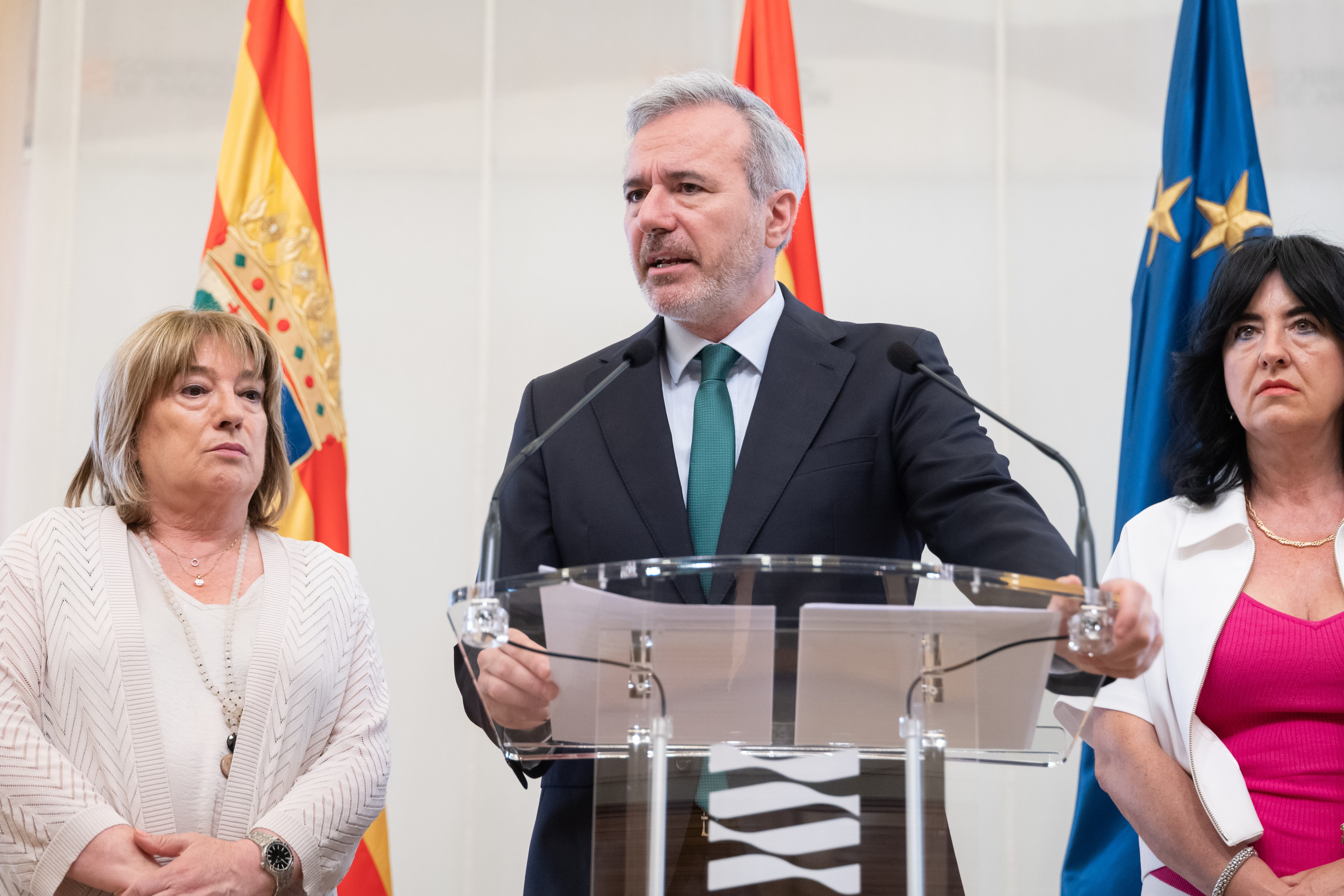 Jorge Azcón comparece ante los medios