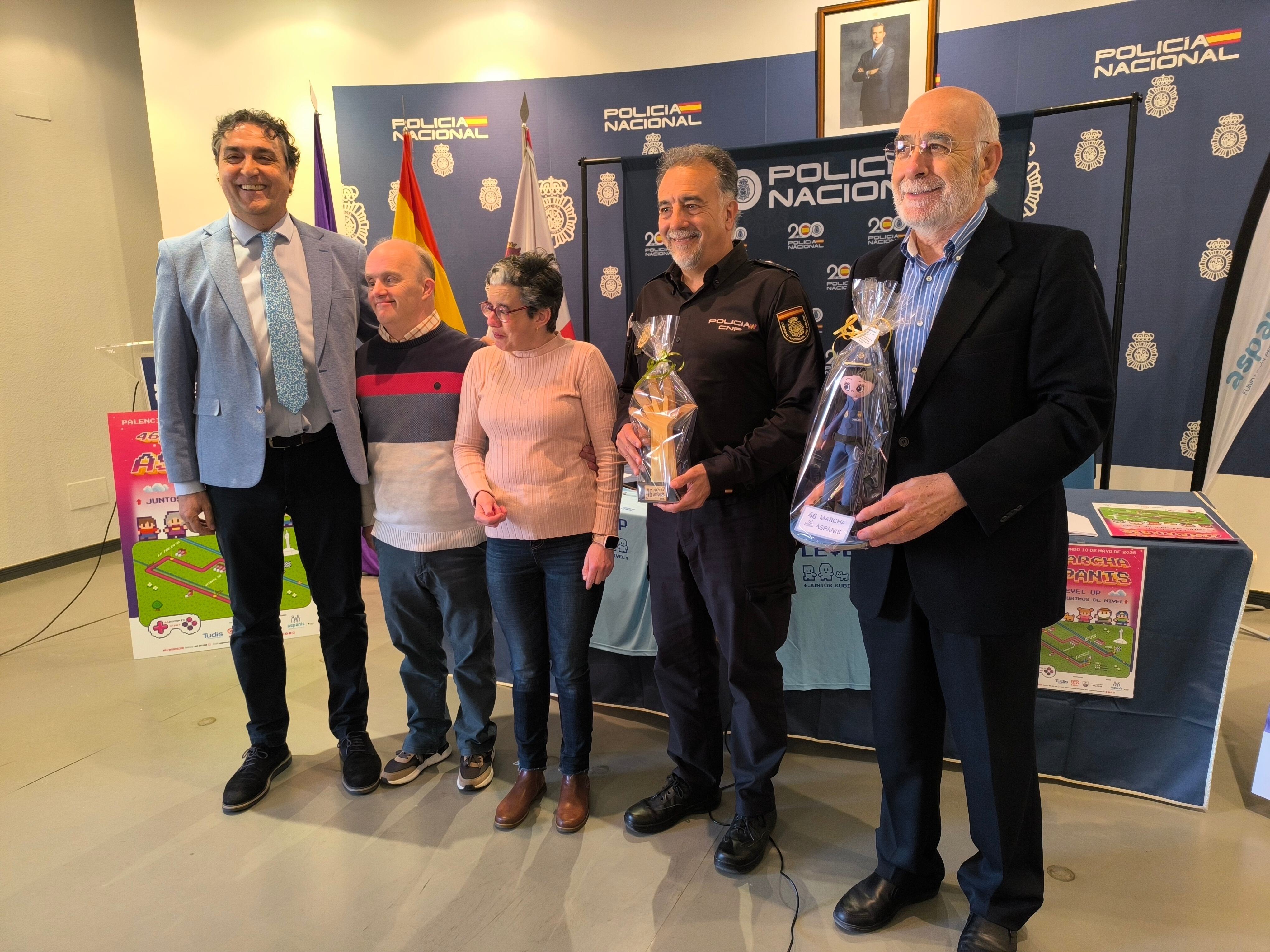 Antonio Mota, gerente de Aspanis junto a dos usuarios hacen entrega de sendos obsequios al comisario provincial, José Carlos Donoso y al presidente de Aspanis, José Luis Cabeza