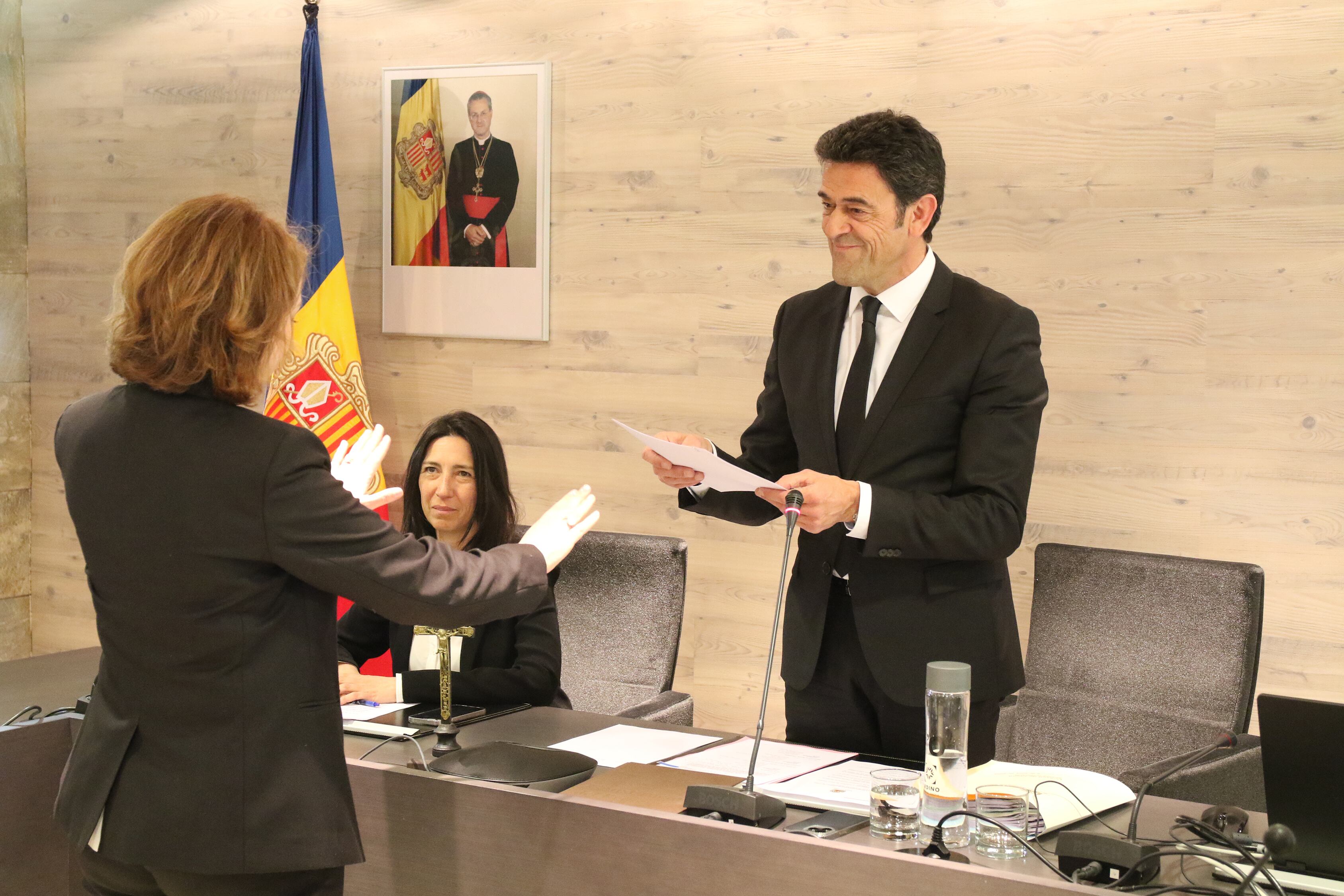 La nova cosellera comunal, Barbara Pamies, jura el càrrec davant del cònsol major, Josep Àngel Mortés