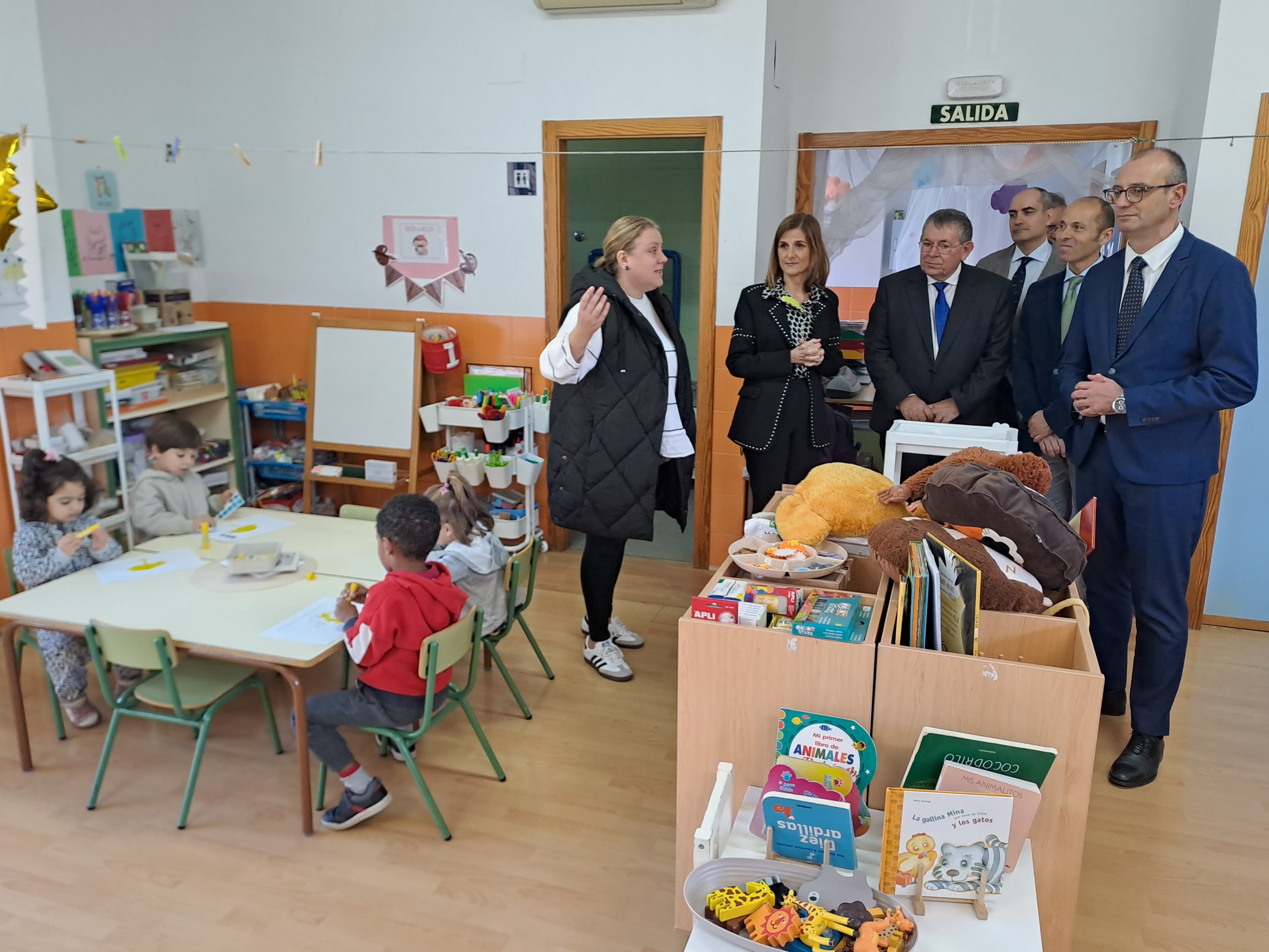 El consejero de Educación, Formación Profesional y Empleo, Víctor Marín, durante su visita al CEIP Nuestra Señora de la Arrixaca de Murcia