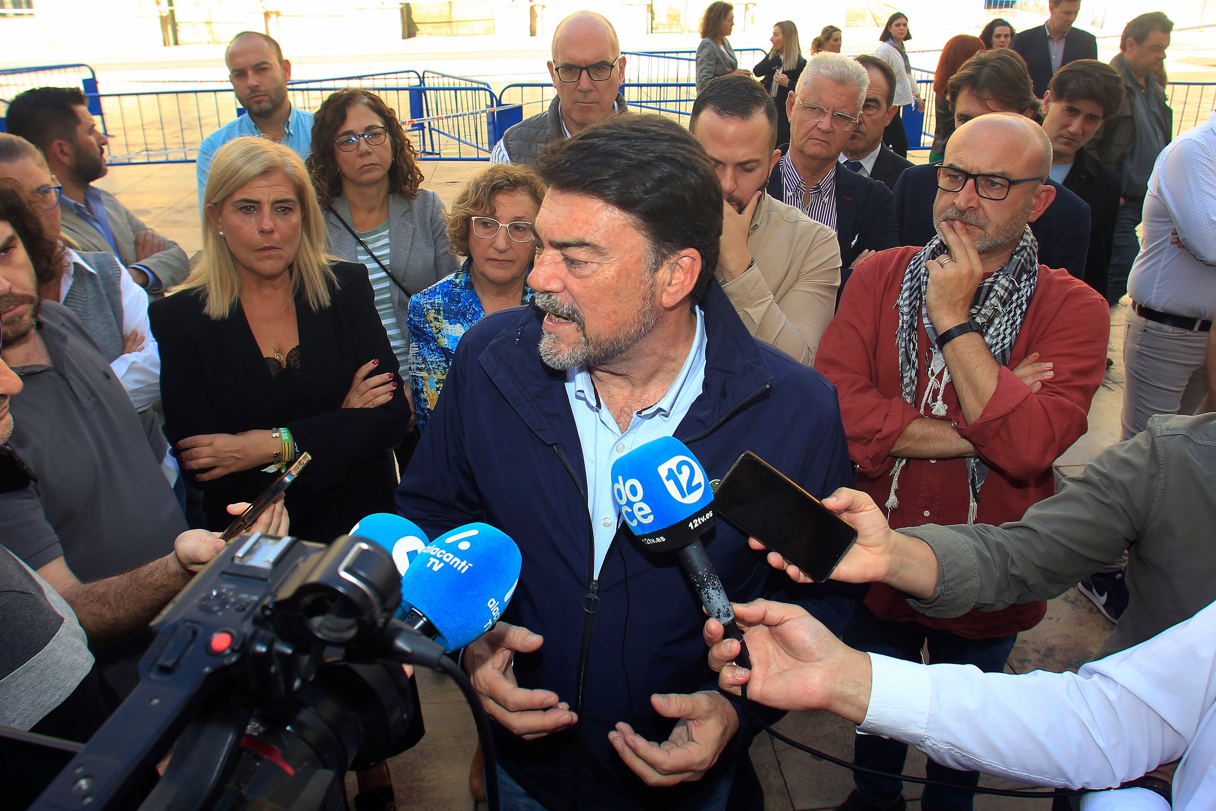 El alcalde de Alicante, Luis Barcala, con todos los portavoces de los distintos grupos municipales, tras los 5 minutos de silencio por las víctimas de la DANA en donde solo se admitieron cuestiones relacionadas con la respuesta solidaria