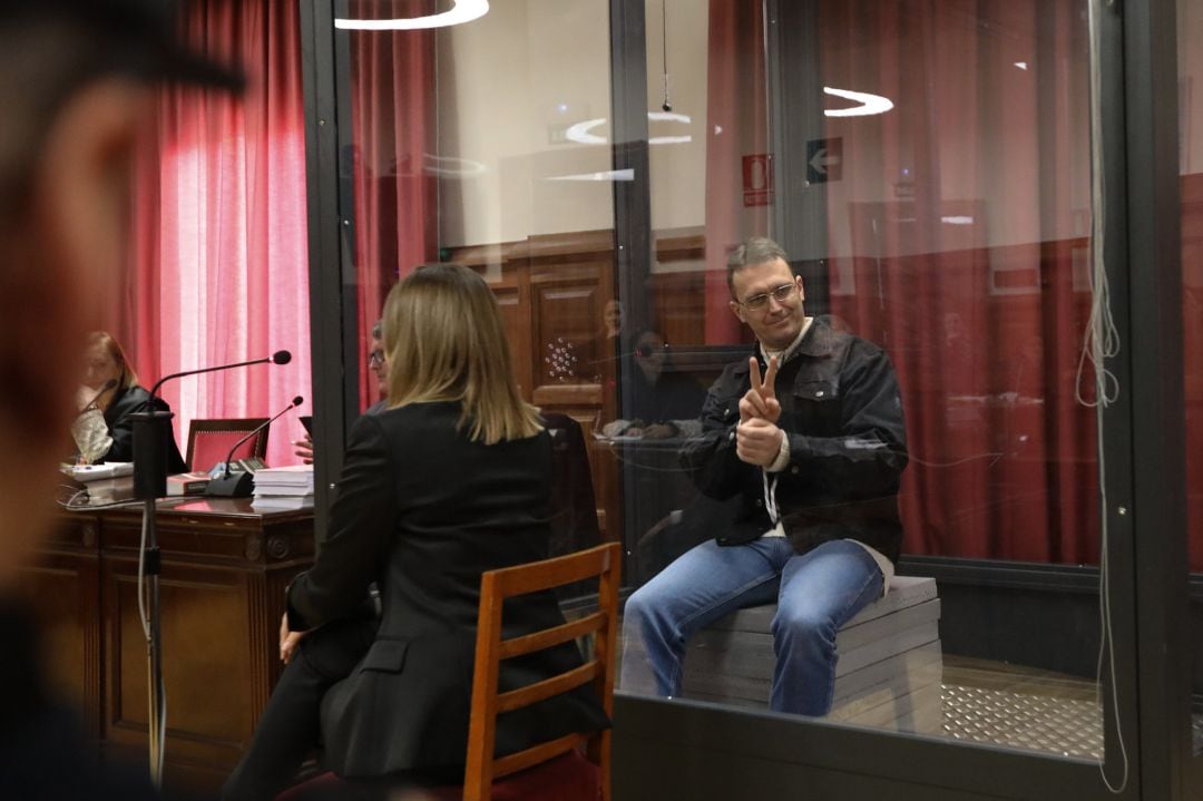 Norbert Feher, alias &#039;Igor el ruso&#039;, hace el símbolo de la paz con la mano, durante la primera jornada del juicio en el que se le acusa de dos presuntas tentativas de homicidio en Albalate del Arzobispo en diciembre de 2017, en Teruel (España), a 28 de enero de 2020 