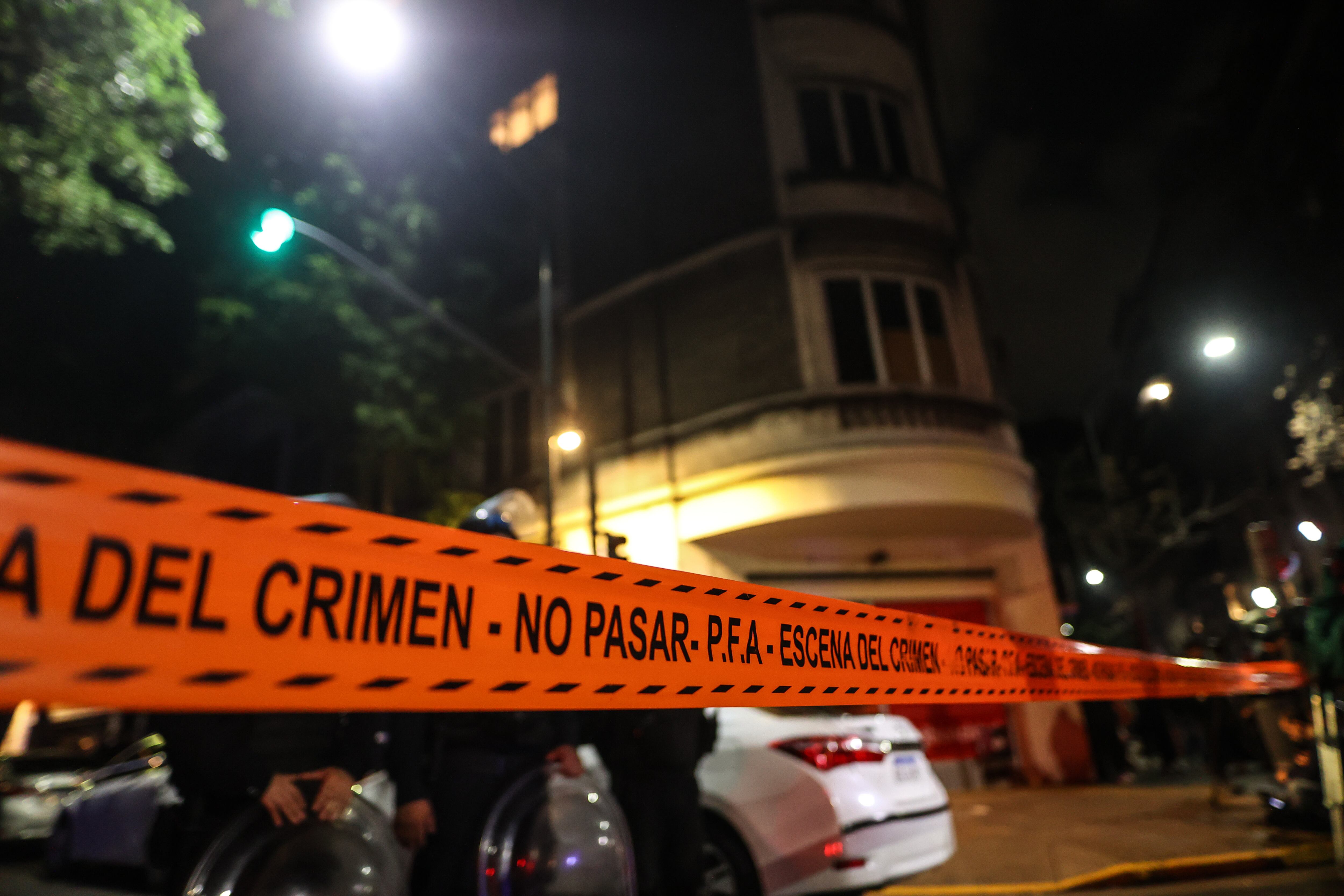 Fotografía de una cinta policial que delimita el acceso al domicilio de la vicepresidenta argentina, Cristina Fernández de Kirchner en Buenos Aires (Argentina) EFE/ Juan Ignacio Roncoroni