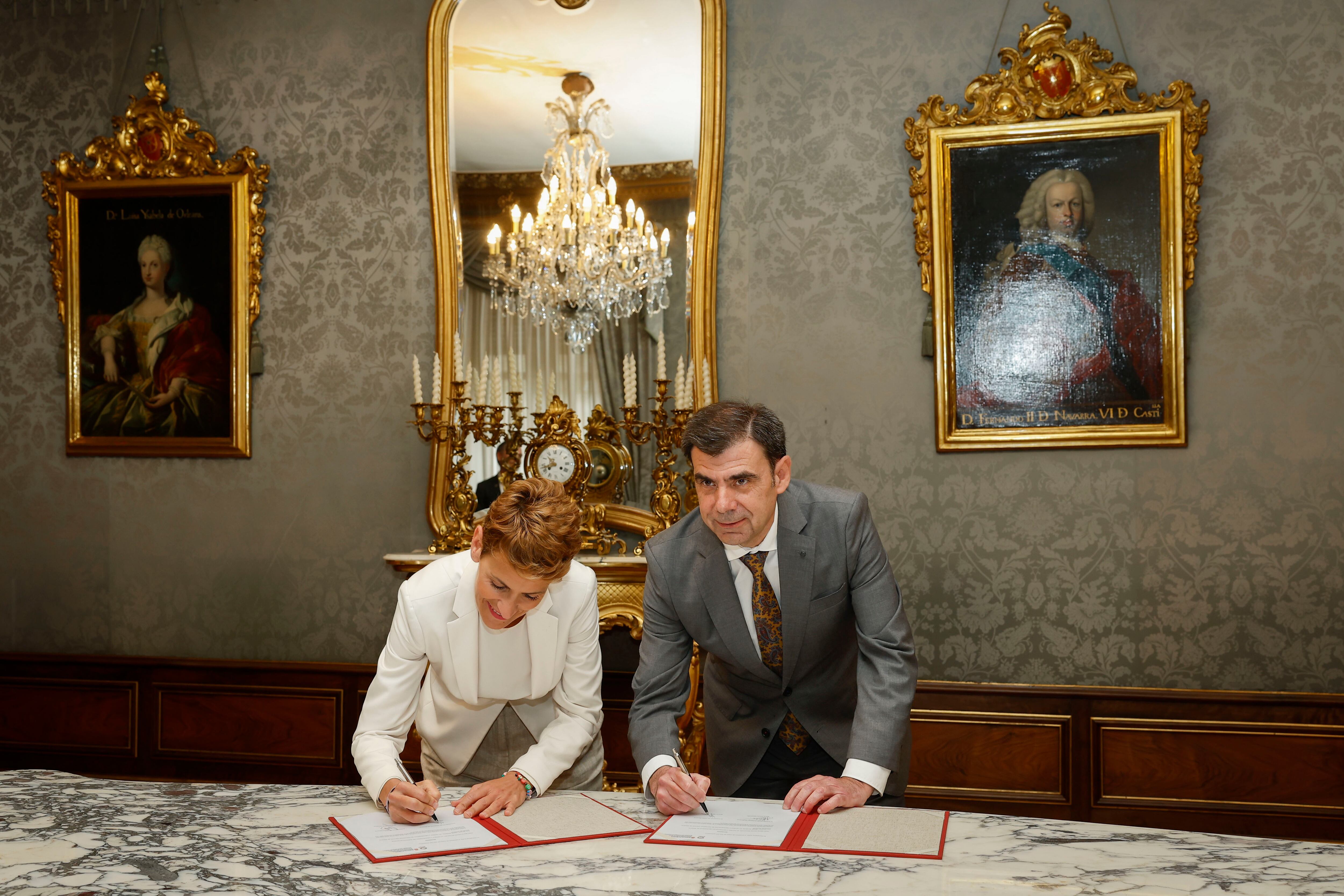 La presidenta de Navarra, María Chivite, y el presidente de la Confederación Empresarial de Economía Social de Navarra (CEPES-Navarra), Ignacio Ugalde, durante la firma este viernes en el Palacio de Navarra del convenio para la posterior aprobación del III Plan Integral de la Economía Social de Navarra