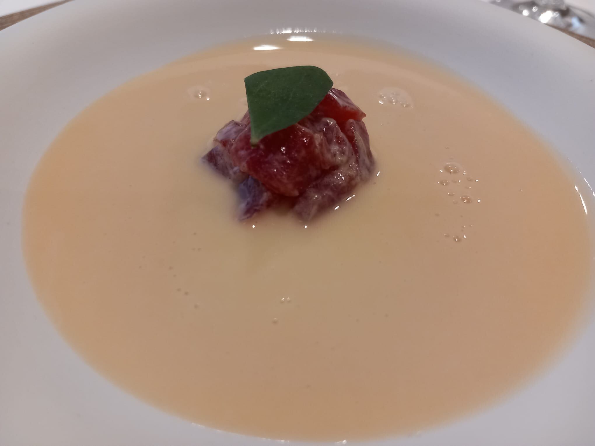 Atún y jugo de ensalada