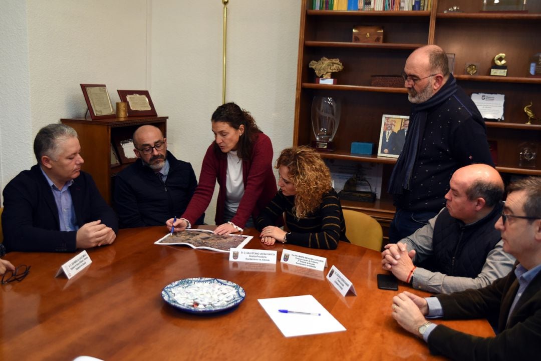 El diputado de Obras Públicas de la Diputación de Granada, José María Villegas (a la izquierda de la imagen) en su reunión con el alcalde y el gobierno local de Albolote (Granada) para tratar la construcción del carril bici del Área Metropolitana de Granada