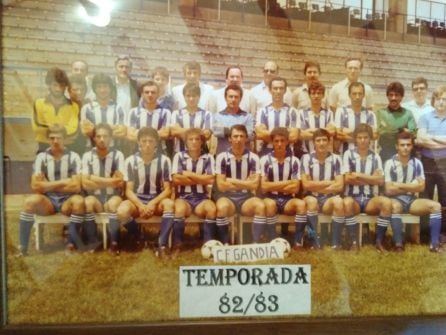 Salva Quiles, justo ene l centro de la fila de abajo, con la plantilla del CF Gandia