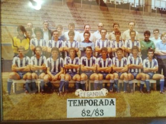 Salva Quiles, justo ene l centro de la fila de abajo, con la plantilla del CF Gandia