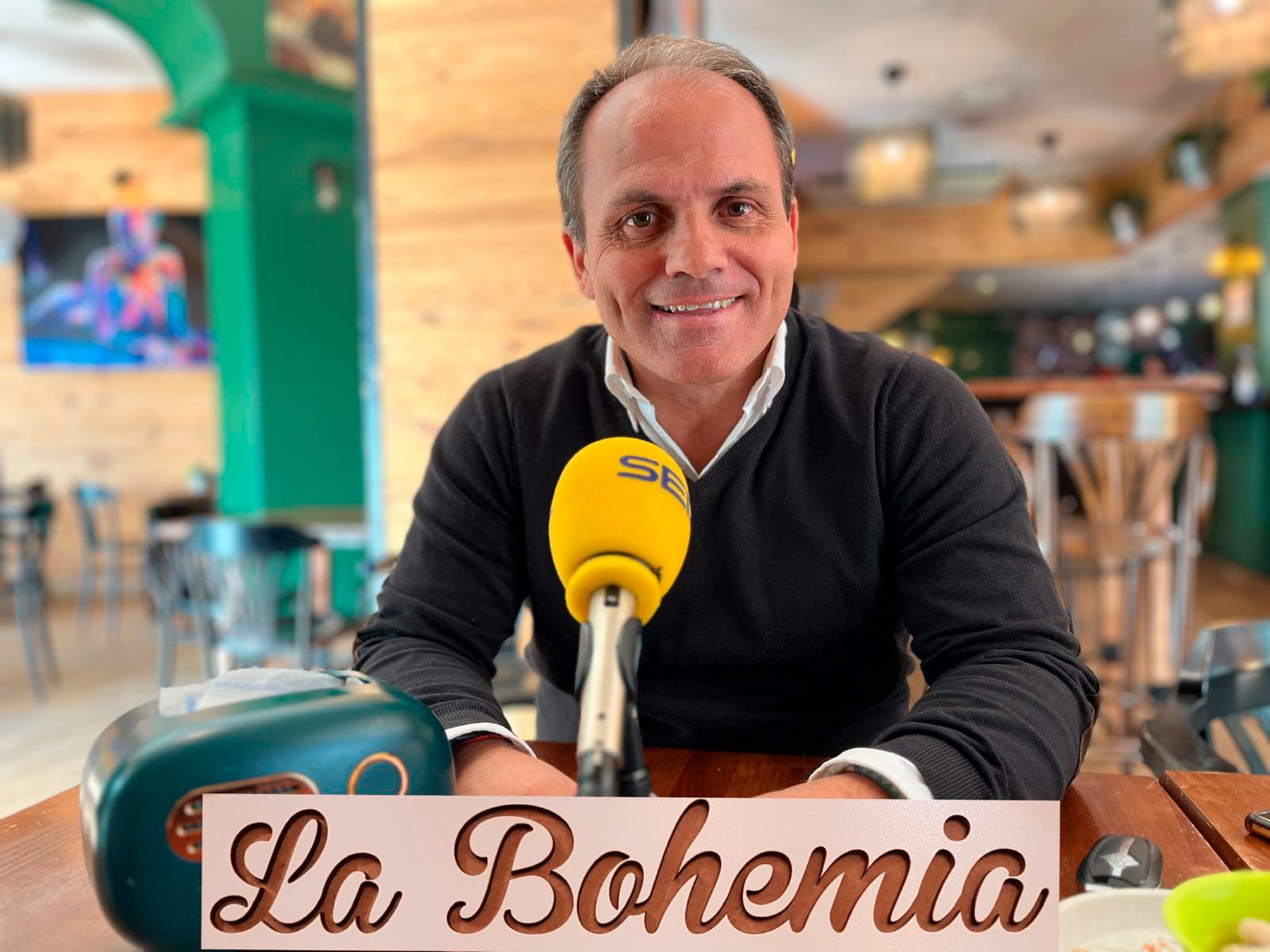 Josele González, en la Cafetería La Bohemia, durante una nueva entrevista del Café del Alcoyano