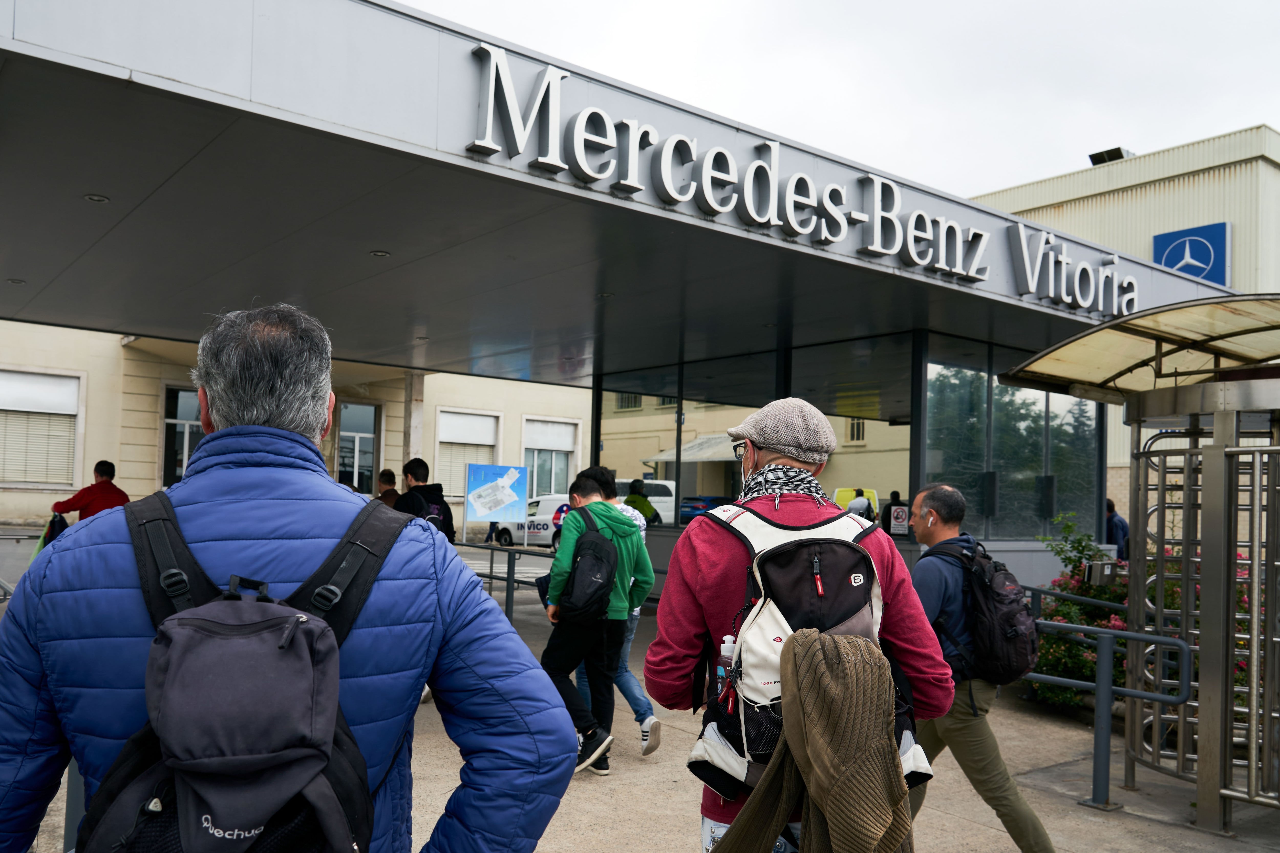 Varios trabajadores entran en la fábrica Mercedes