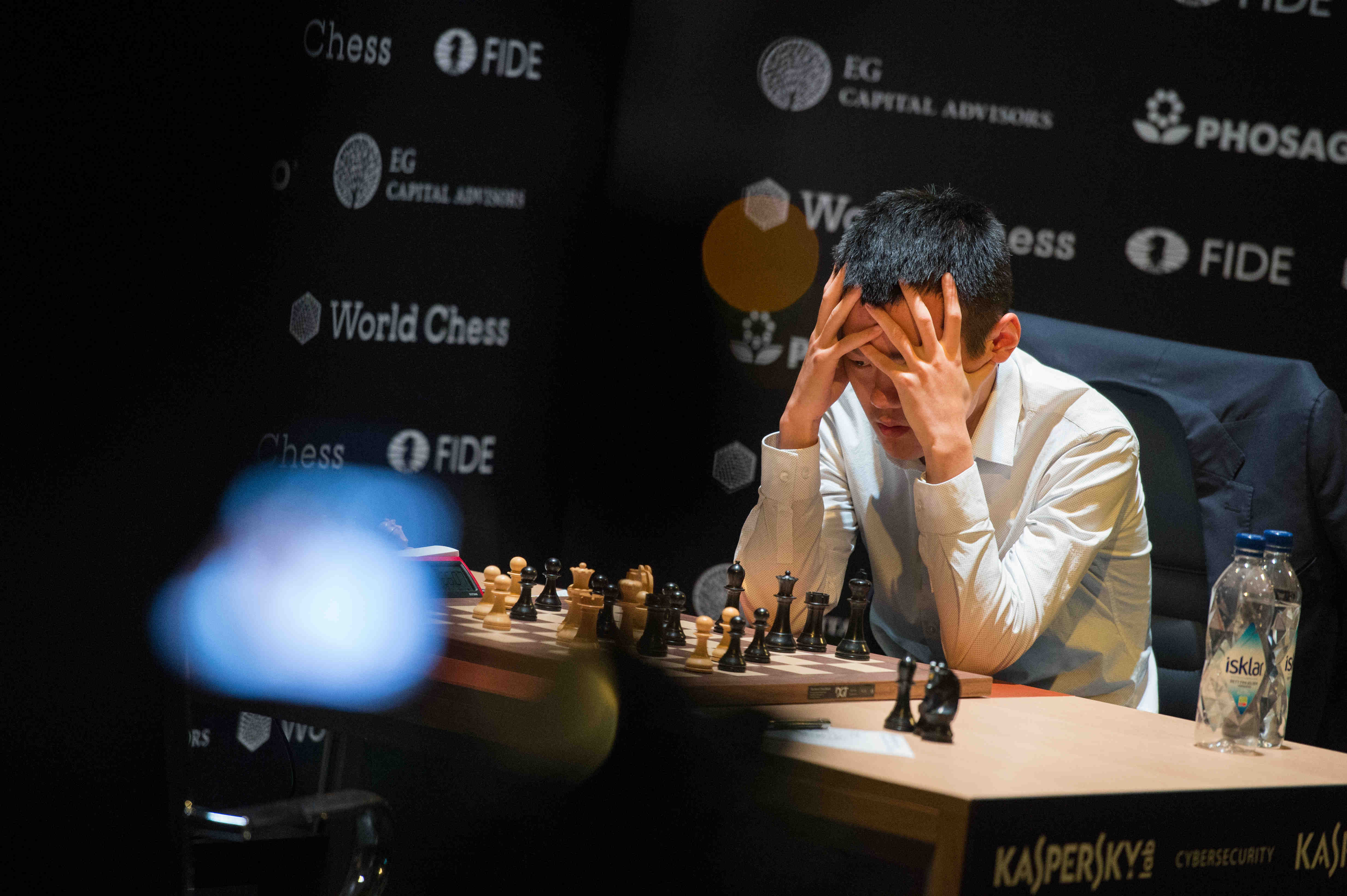 Ding Liren, durante una partida ante Karjakin.