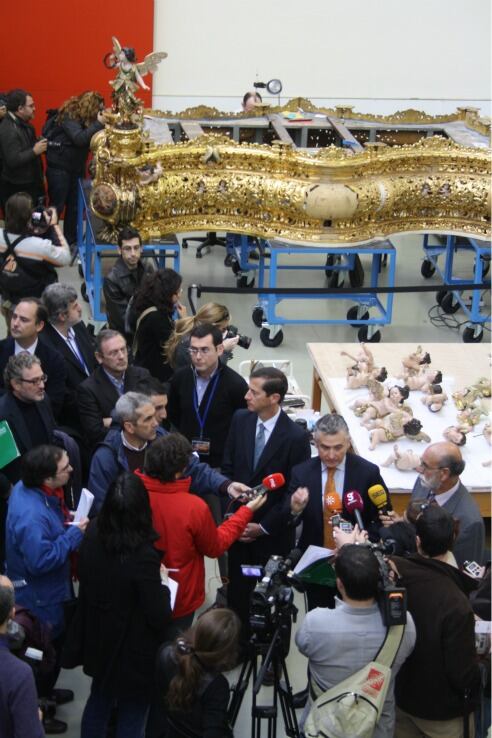 El consejero de Cultura, Paulino Plata, y el hermano mayor del Gran Poder, Enrique Esquivias, atienden a los medios de comunicación ante el paso restaurado.