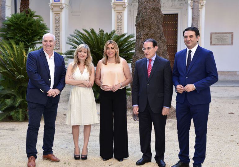 La presidenta de la Junta, Susana Díaz, posa con los responsables de la Consejería de Turismo y Deporte, los sindicatos UGT y CCOO y la Confederación de Empresarios de Andalucía (CEA), firmantes de la Alianza por un Turismo Innovador y Competitivo en Anda