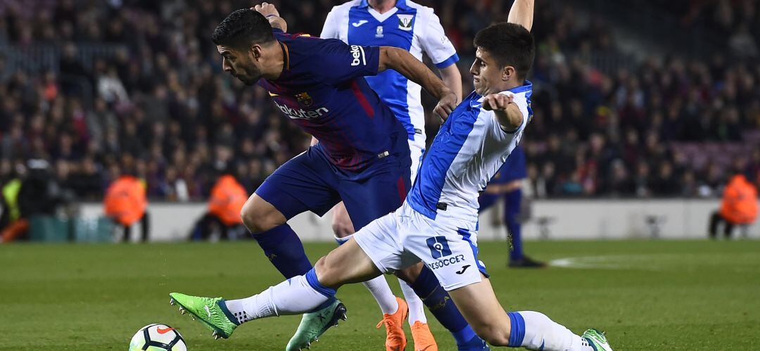 Bustinza intenta arrebatar el balón al barcelonista Luis Suarez durante el partido de la pasada campaña en el Camp Nou.