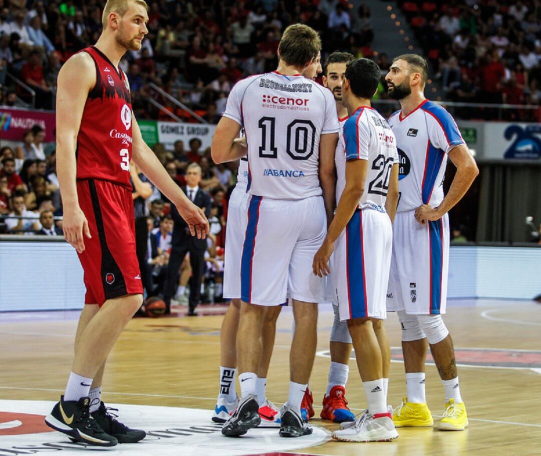 Los jugadores del Obradoiro no encontraron soluciones ante un Zaragoza arrollador