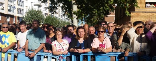 Cacereños en las inmediaciones del IES &#039;García Téllez&#039; para ver la llegada de la Reina