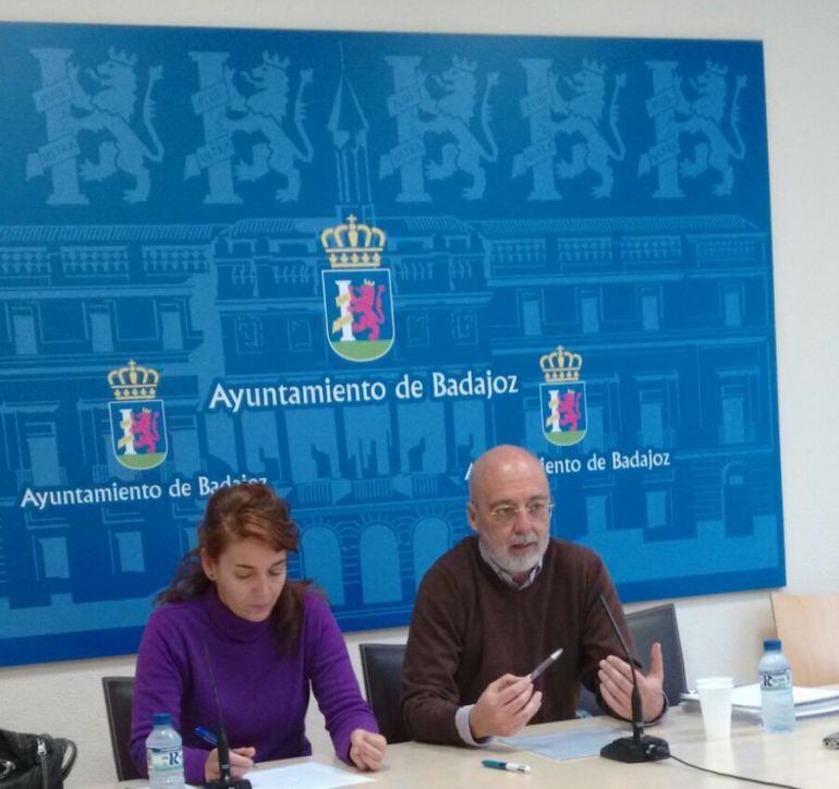 Los concejales de Podemos, Remigio Cordero y Amparo Hdez., en rueda de prensa.