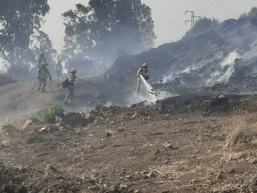 Los efectivos ya trabajan en la zona de Estepona afectada por el incendio