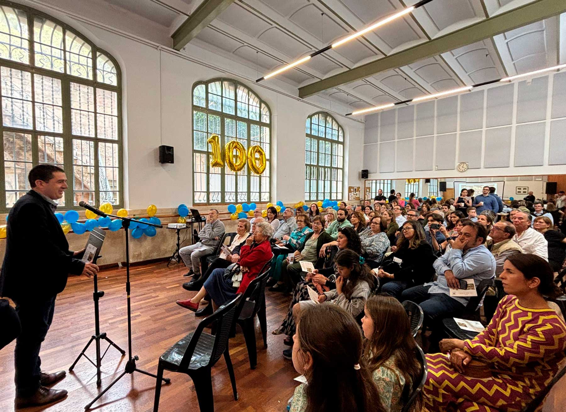 El alcalde, Toni Francés, dirigiéndose a los asistentes descendientes de la familia Escaló