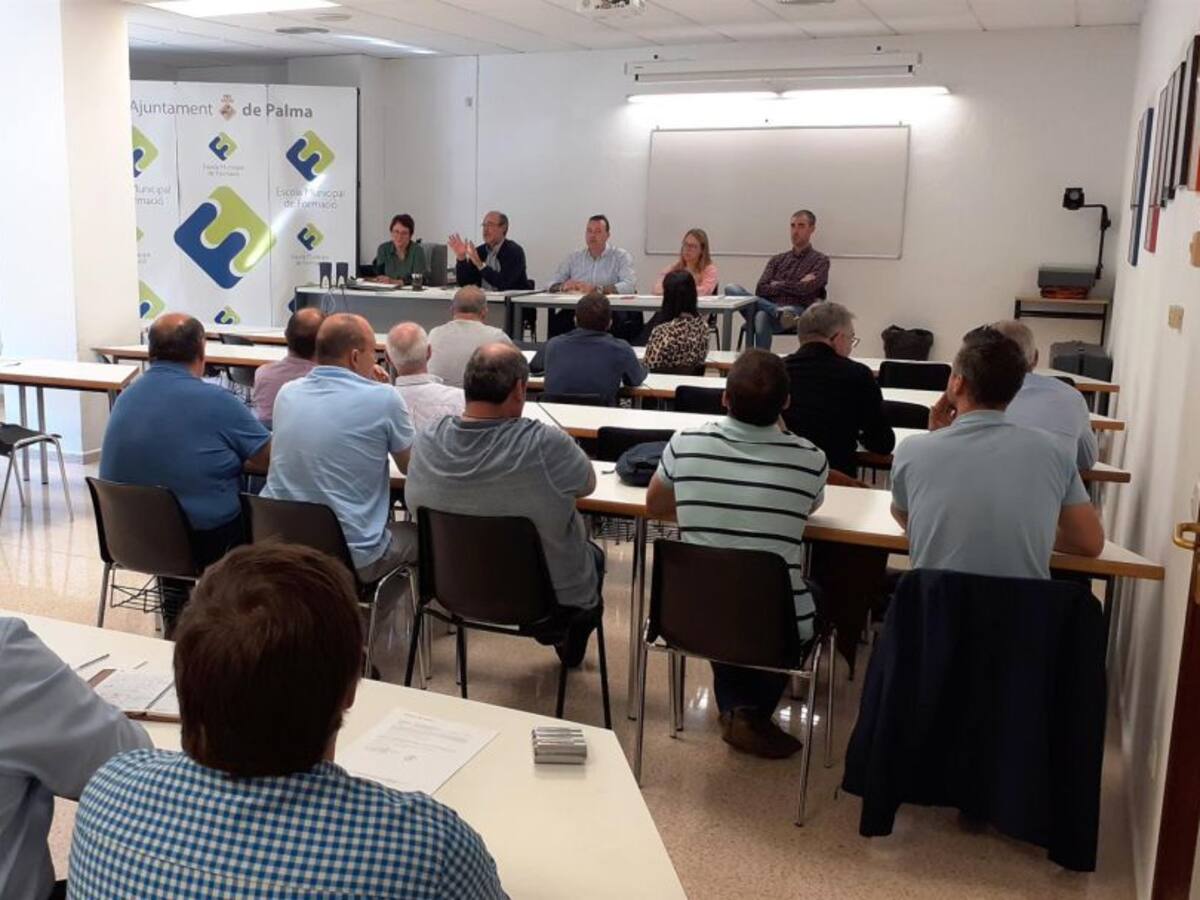 Cort acuerda con el sector del taxi ampliar los turnos a 24 horas durante la temporada alta