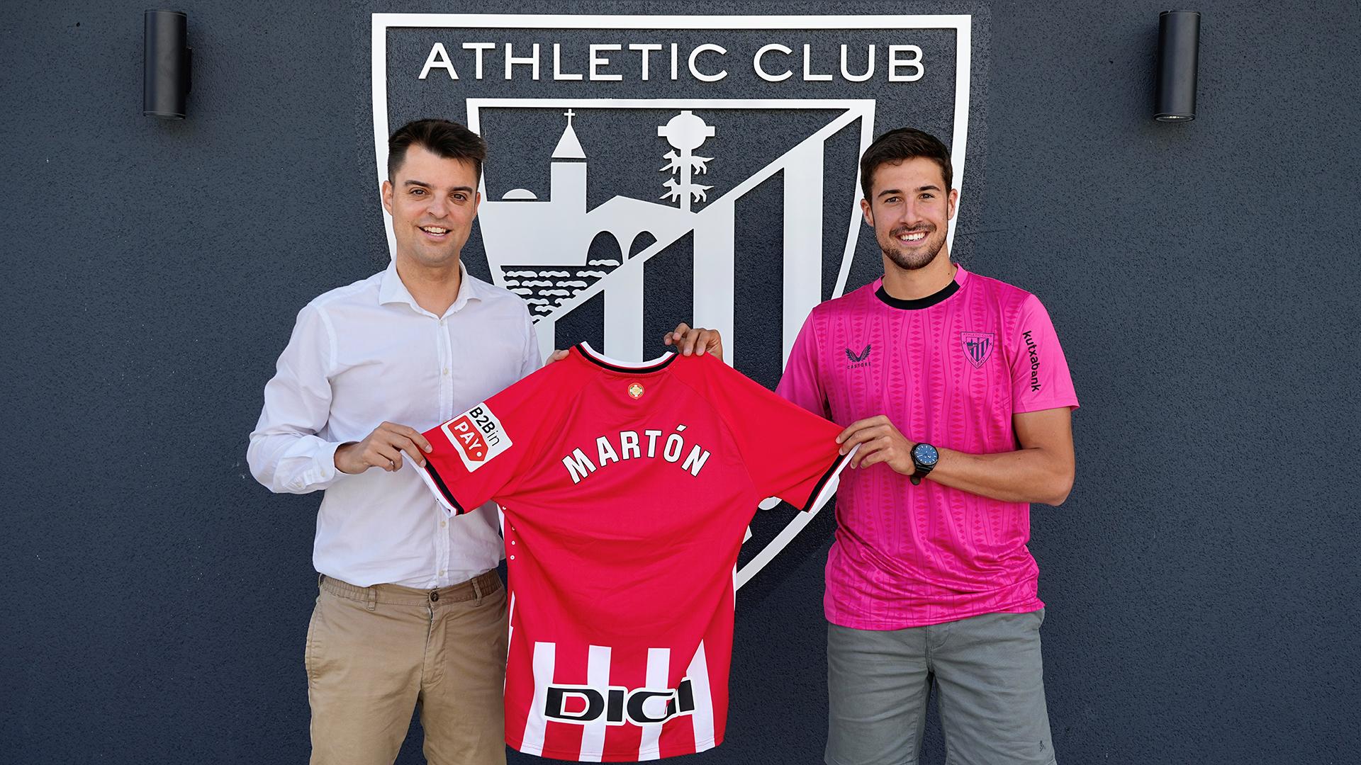 Martón posa con la camiseta del Athletic junto a Mikel González