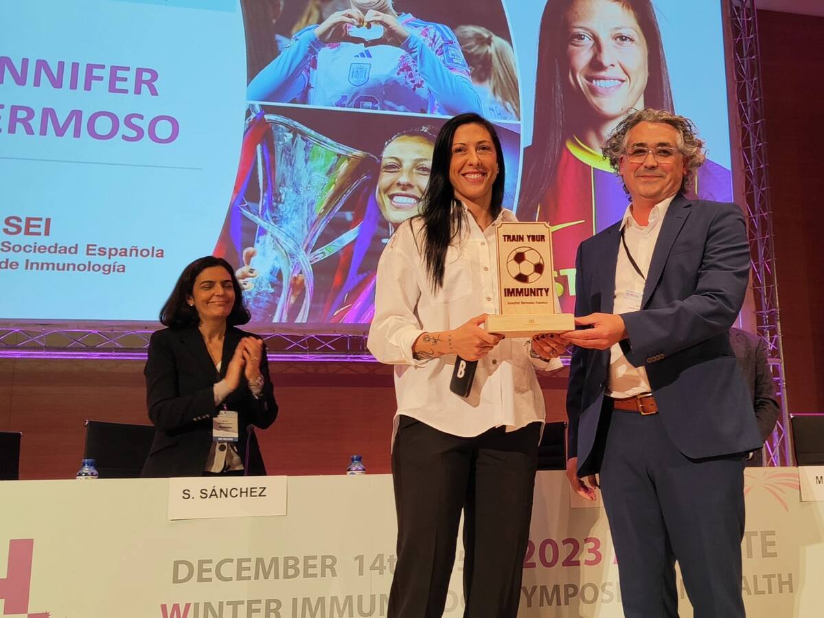 Jennifer Hermoso, Sara Mérida, Sandra Paños, Eva Navarro y Lola Romero recogen el premio ‘Entrena tu inmunidad’ de la Sociedad Española de Inmunología