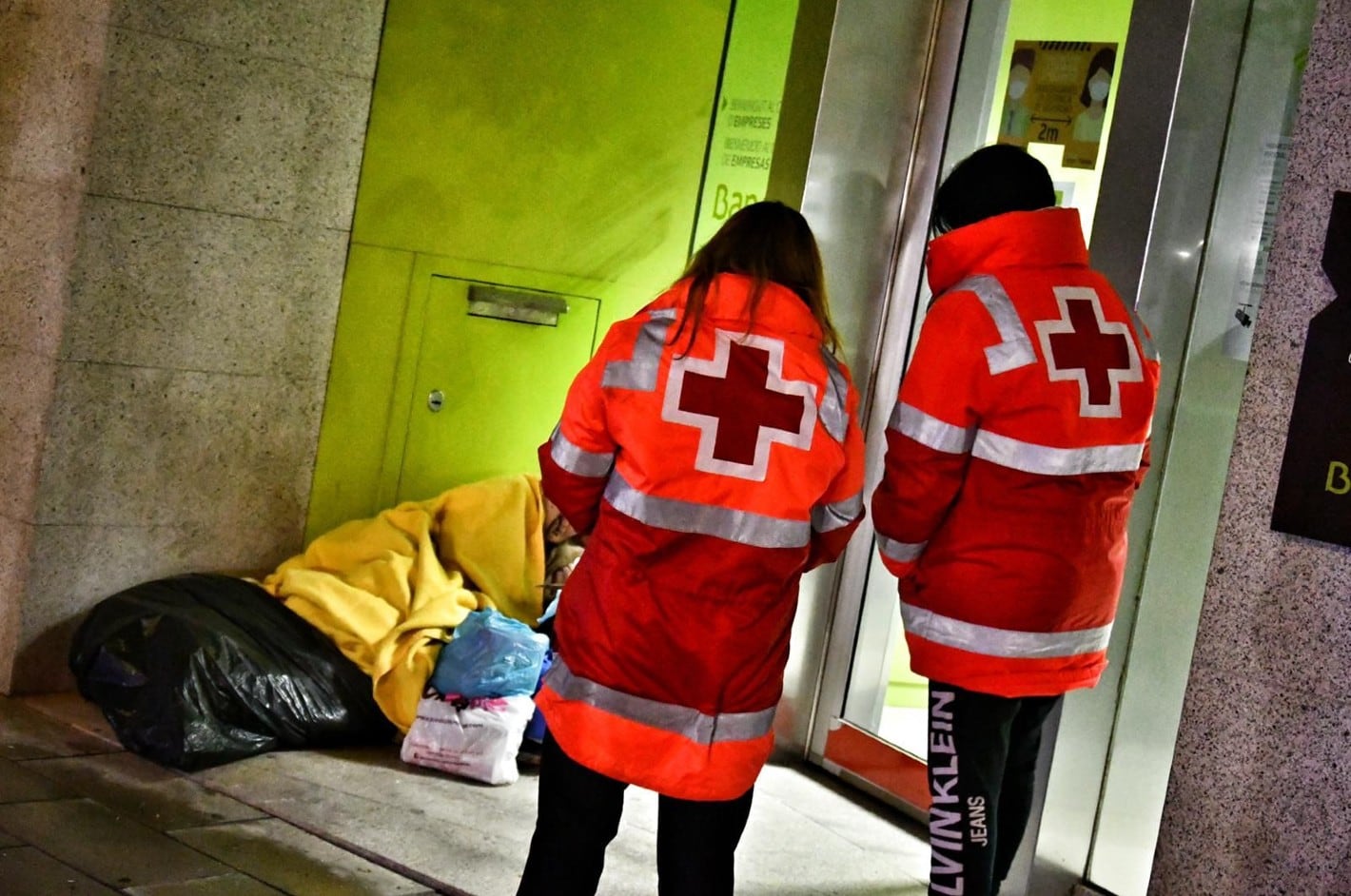 Voluntarios de Cruz Roja atienden a una persona sin hogar