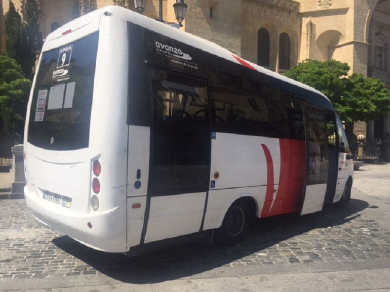 El vehículo de la línea 9 presta el único servicio de autobues en el casco histórico