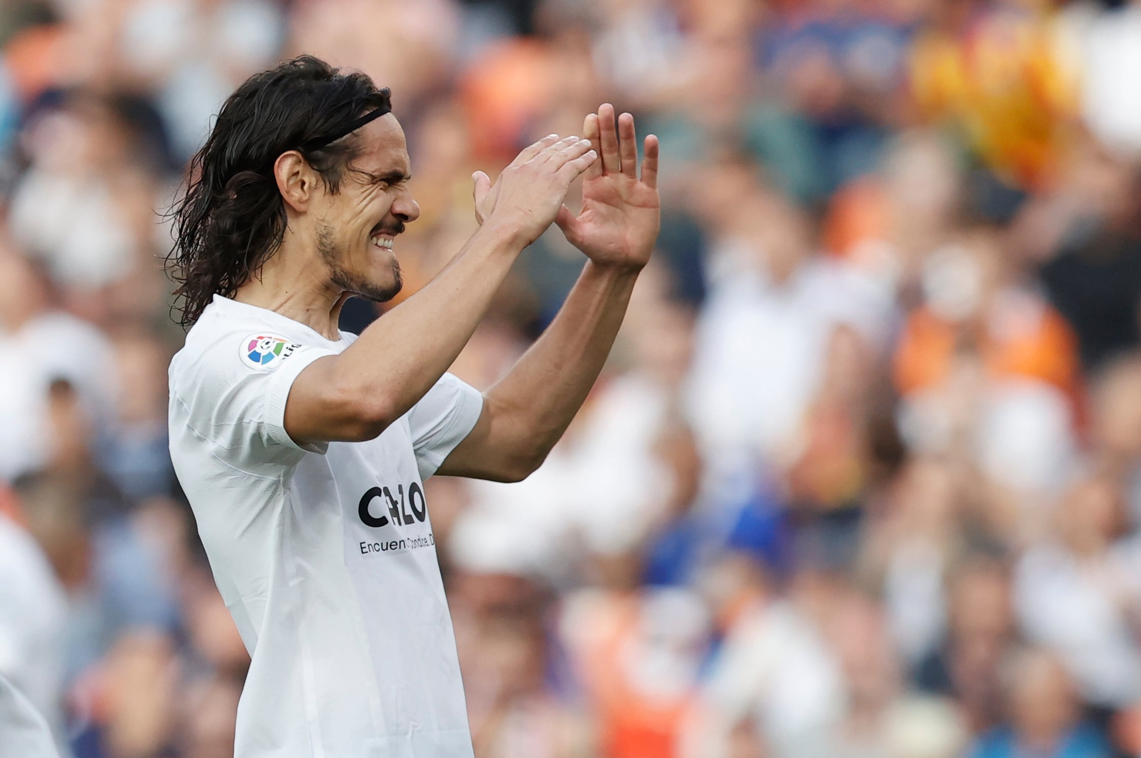 El delantero uruguayo del Valencia, Edinson Cavani, se lamenta durante el encuentro de la jornada 31 de LaLiga entre el Valencia CF y el Real Valladolid, este jueves en el estadio de Mestalla, en Valencia. EFE/ Kai Försterling