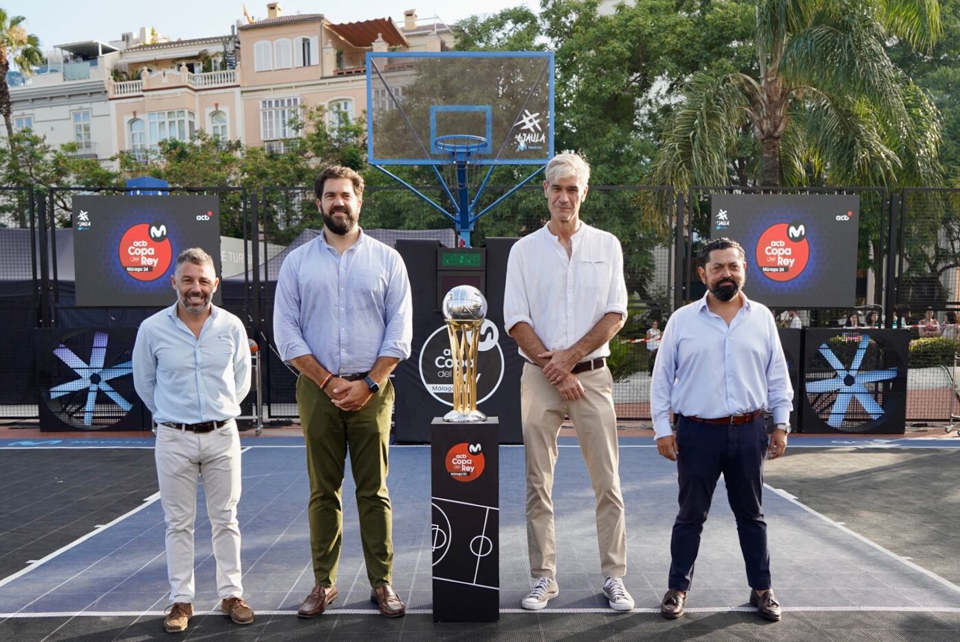 Los intengrantes de las distintas instituciones, Antonio Martín, José María Arrabal y Borja Vivas, en la competición de la Jaula Movistar celebrada en Málaga