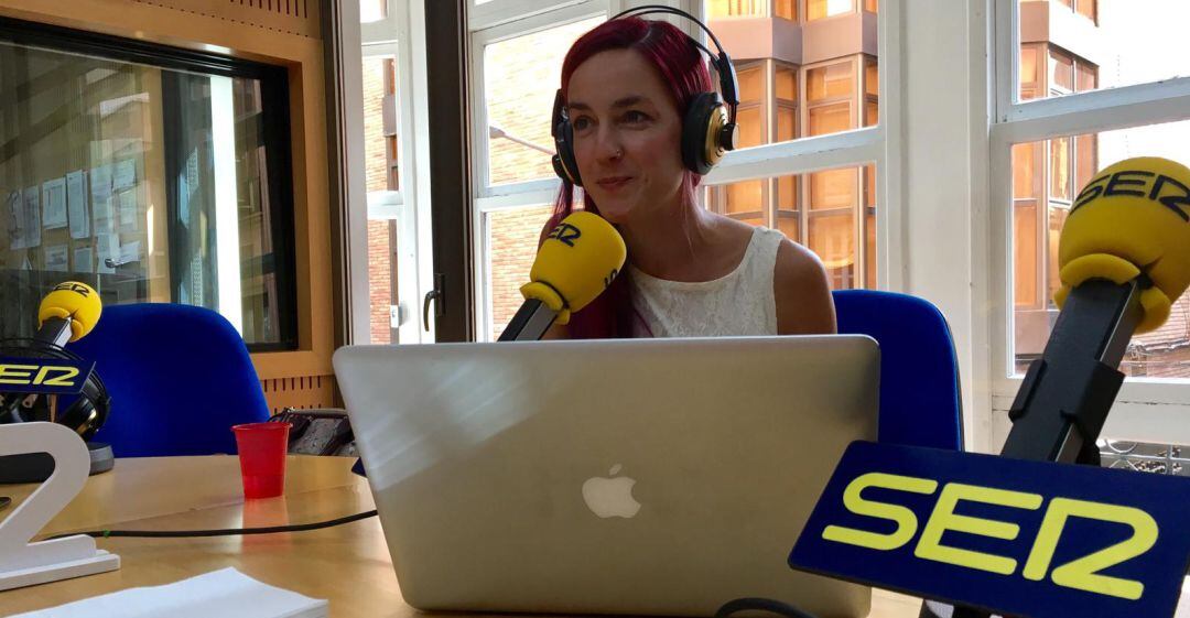 Anna Gil en los estudios de Radio Murcia.