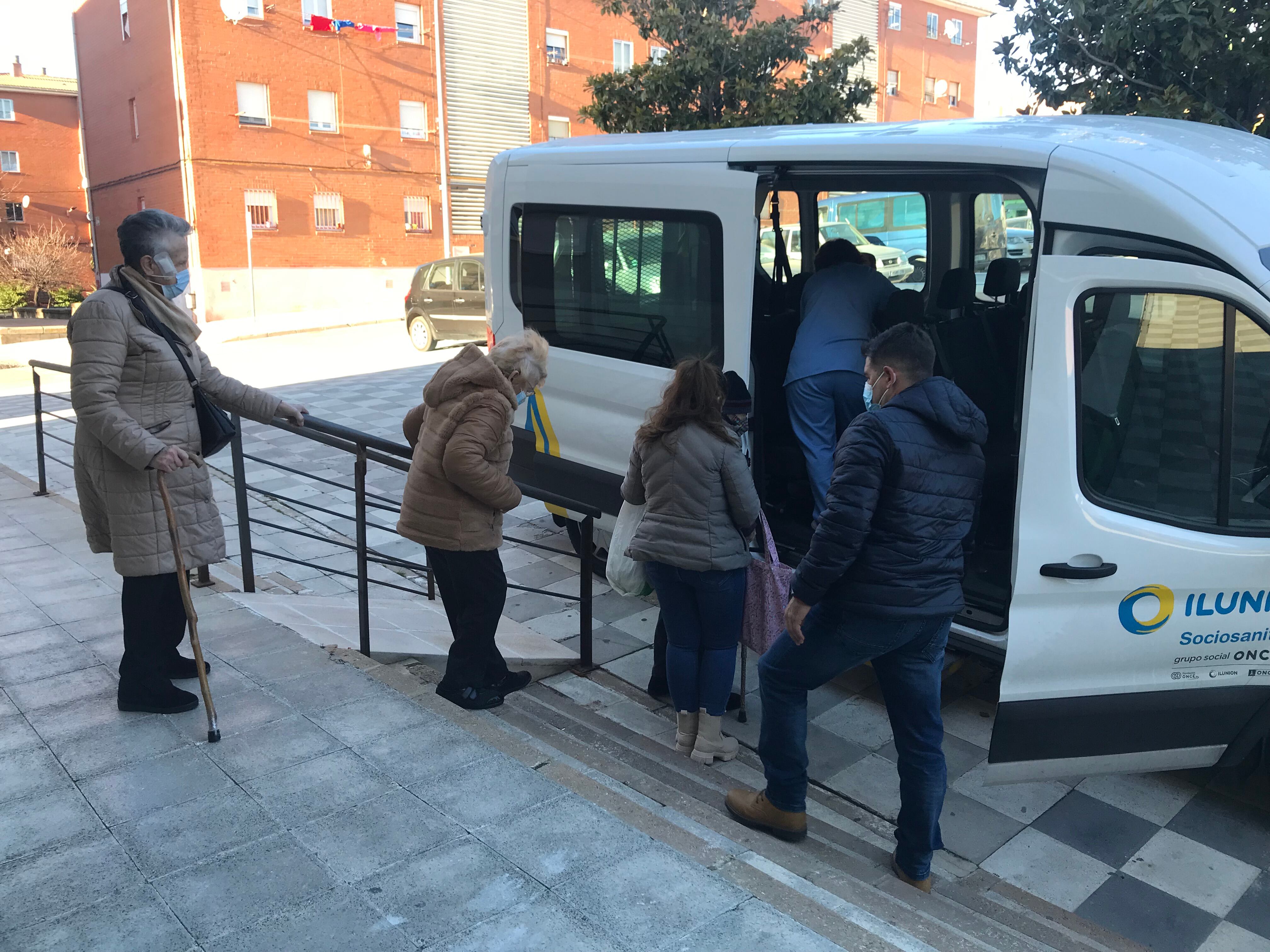 A las cinco termina la estancia en el centro de día y los mayores vuelven a sus hogares.