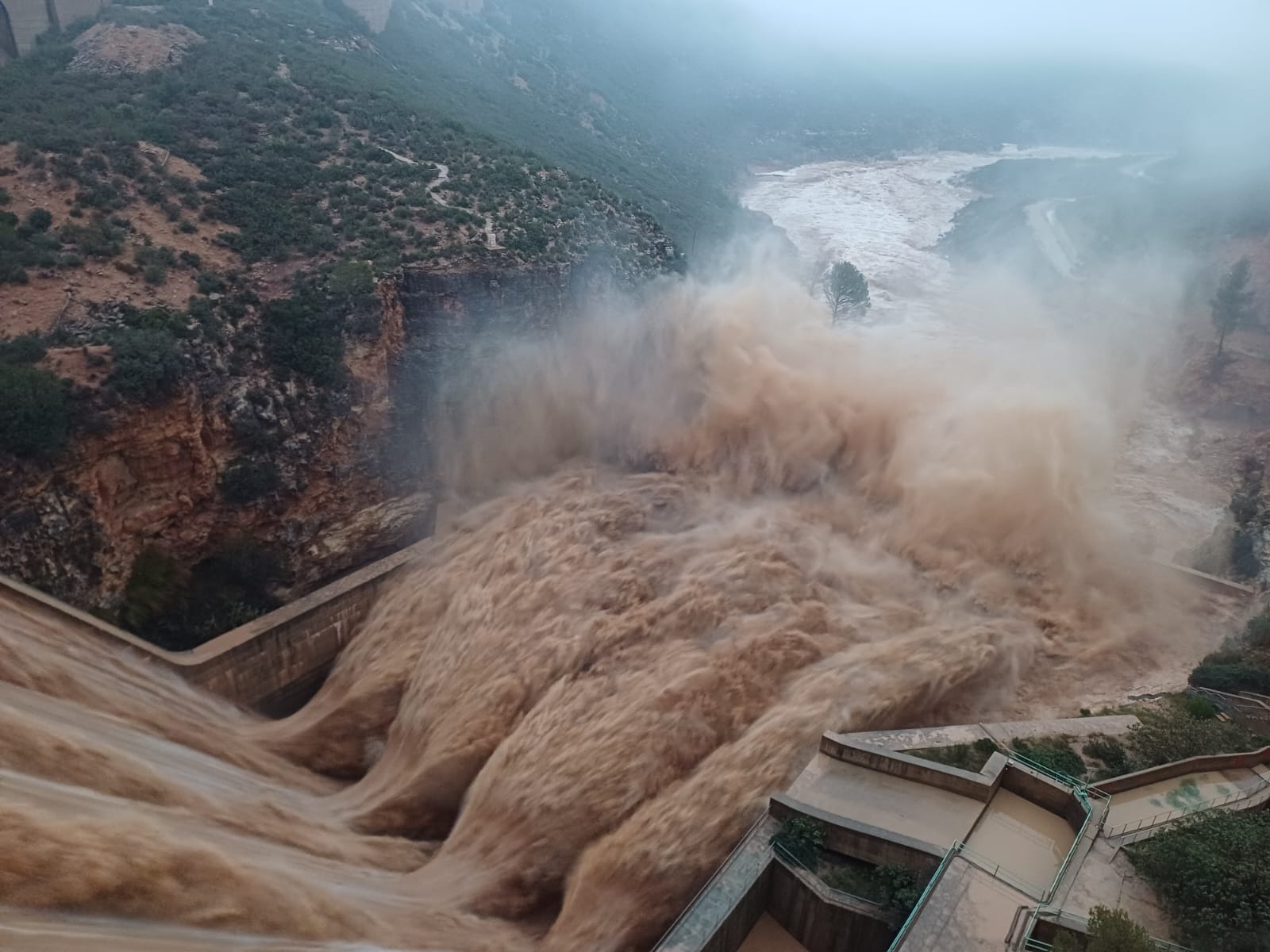 El embalse de Forata tuvo que abrir compuertas el pasado martes 29 de octubre por la avenida de agua del río Magro procedente del agua caída en la comarca de Utiel-Requena