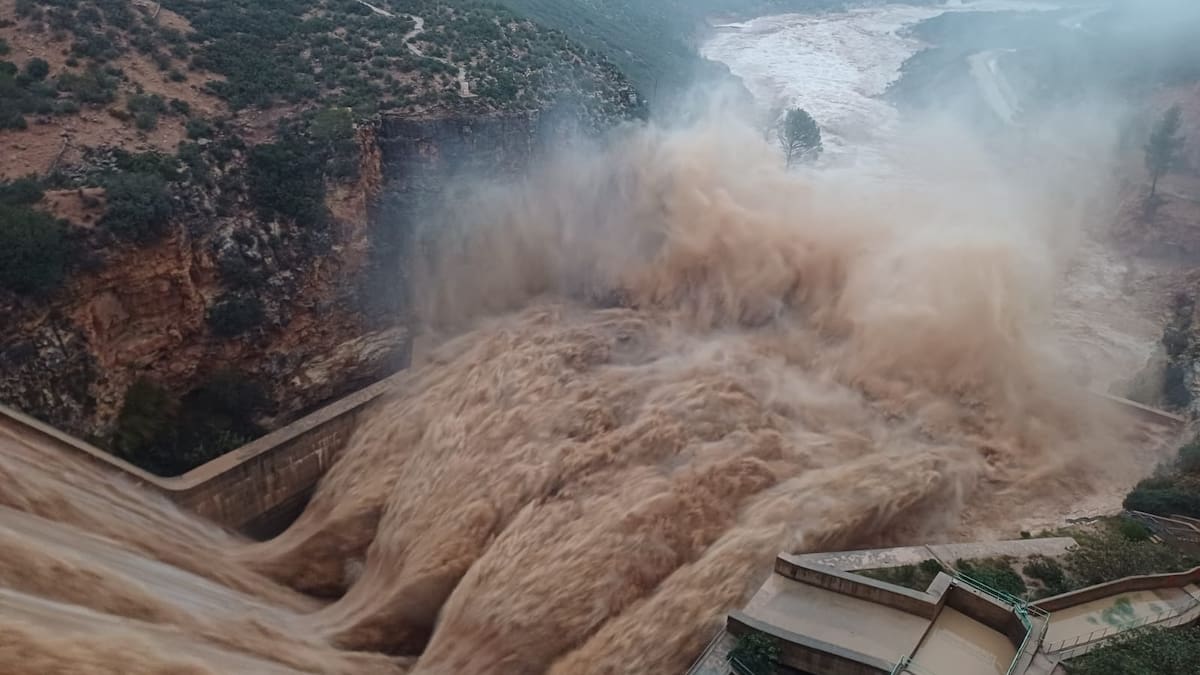 De los buses fletados por el PSOE a las presas destruidas: los bulos sobre la DANA de Valencia siguen enturbiando las redes