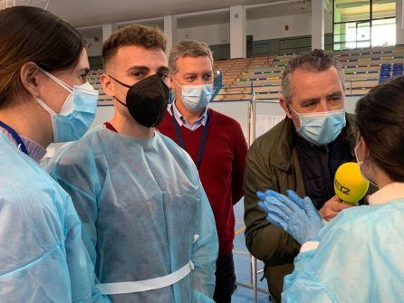 Estudiantes voluntarios con Jaime Lobato y Paco García