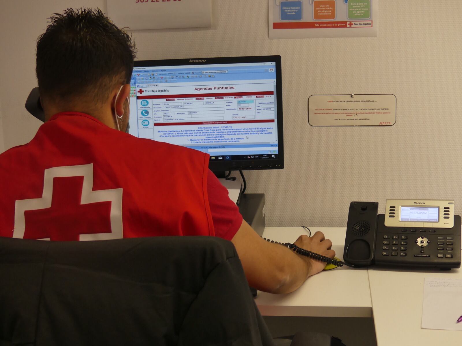 Voluntario de Cruz Roja haciendo las llamadas