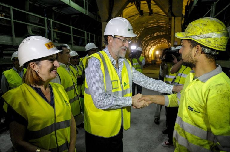 GRA080. VILAR DE VARRIO (OURENSE), 19/08/2015.- El presidente del Gobierno, Mariano Rajoy (c), que se encuentra de vacaciones en Galicia, junto a la ministra de Fomento, Ana Pastor, saluda a un trabajador durante la visita que ha realizado esta mañana a las obras de la Línea de Alta Velocidad (AVE) en el túnel de Prado (Vilar de Barrio). EFE/Brais Lorenzo