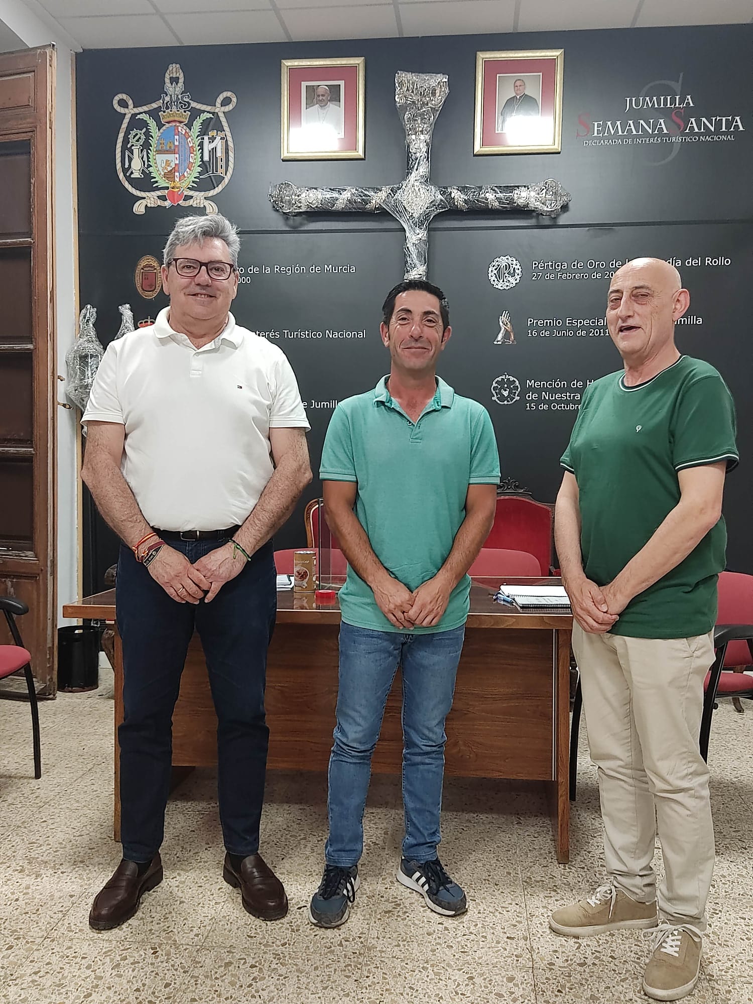 En el centro Antonio Ramos, junto a los dos vicepresidentes, Juan Miguel García a la izquierda y José Carrión a la derecha