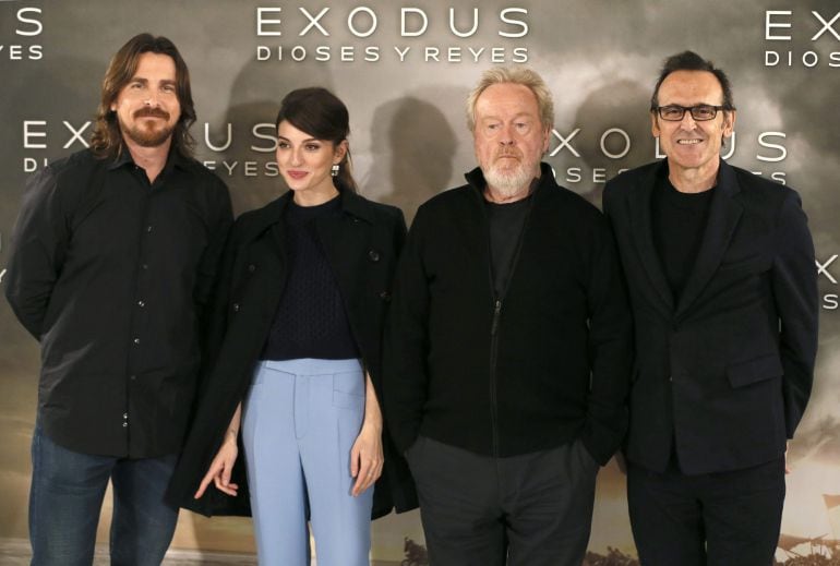 El actor galés Christian Bale (i) y la actriz María Valverde (2i) posan junto al director Ridley Scott (2d) y el músico Alberto Iglesias (d), durante el photocall, de &#039;Exodus: dioses y reyes&#039;.