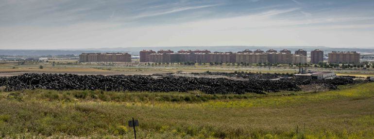 Vista general del vertedero de neumáticos en la localidad toledana de Seseña un mes después del incendio