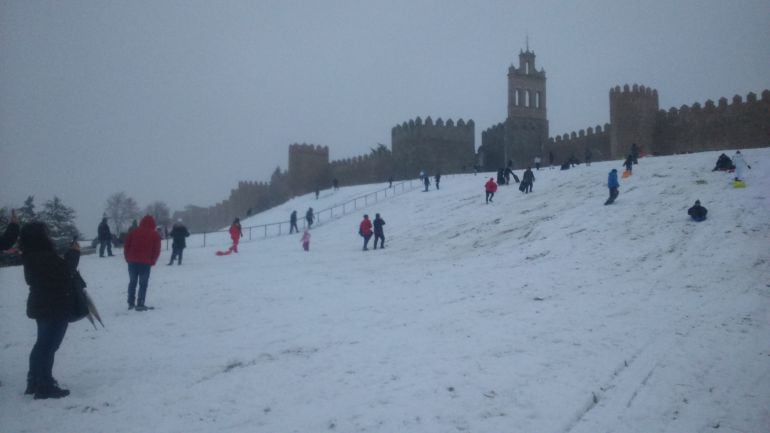 Un regalo de Reyes para muchos niños la nieve en el lienzo norte