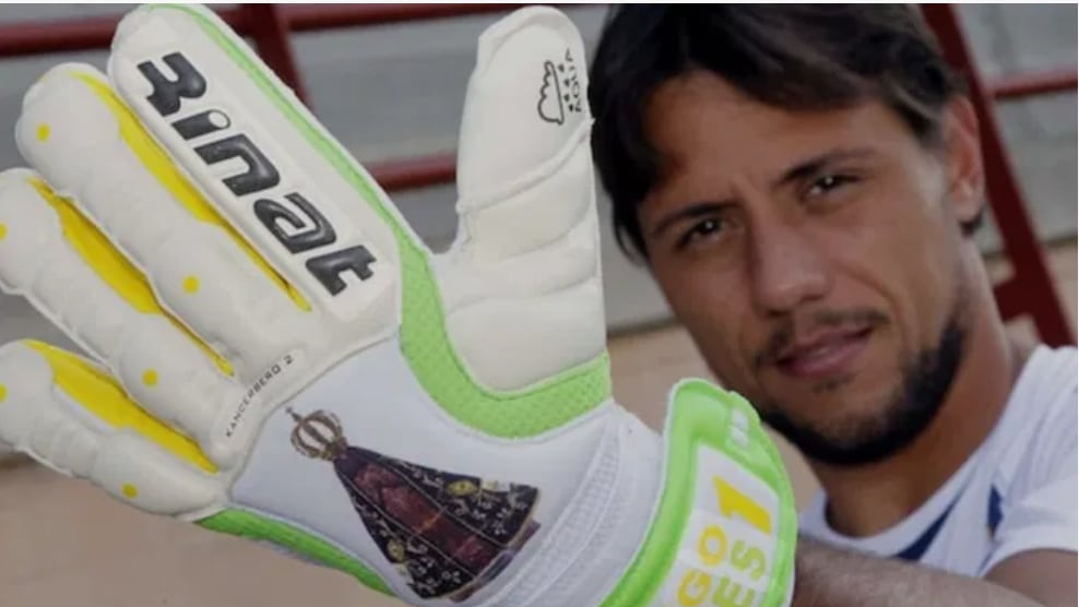 Diego Alves muestra la patrona de Brasil.