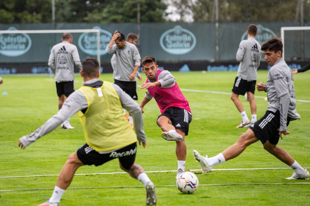 Fran Beltrán  participa en el entrenamiento del equipo en Vigo