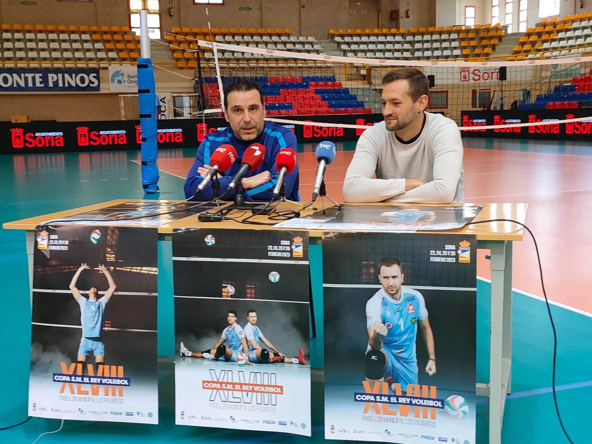 Alberto Topribio (i) y Manu Salvador (d), en la rueda de prensa previa a la Copa del Rey de Voleibol.