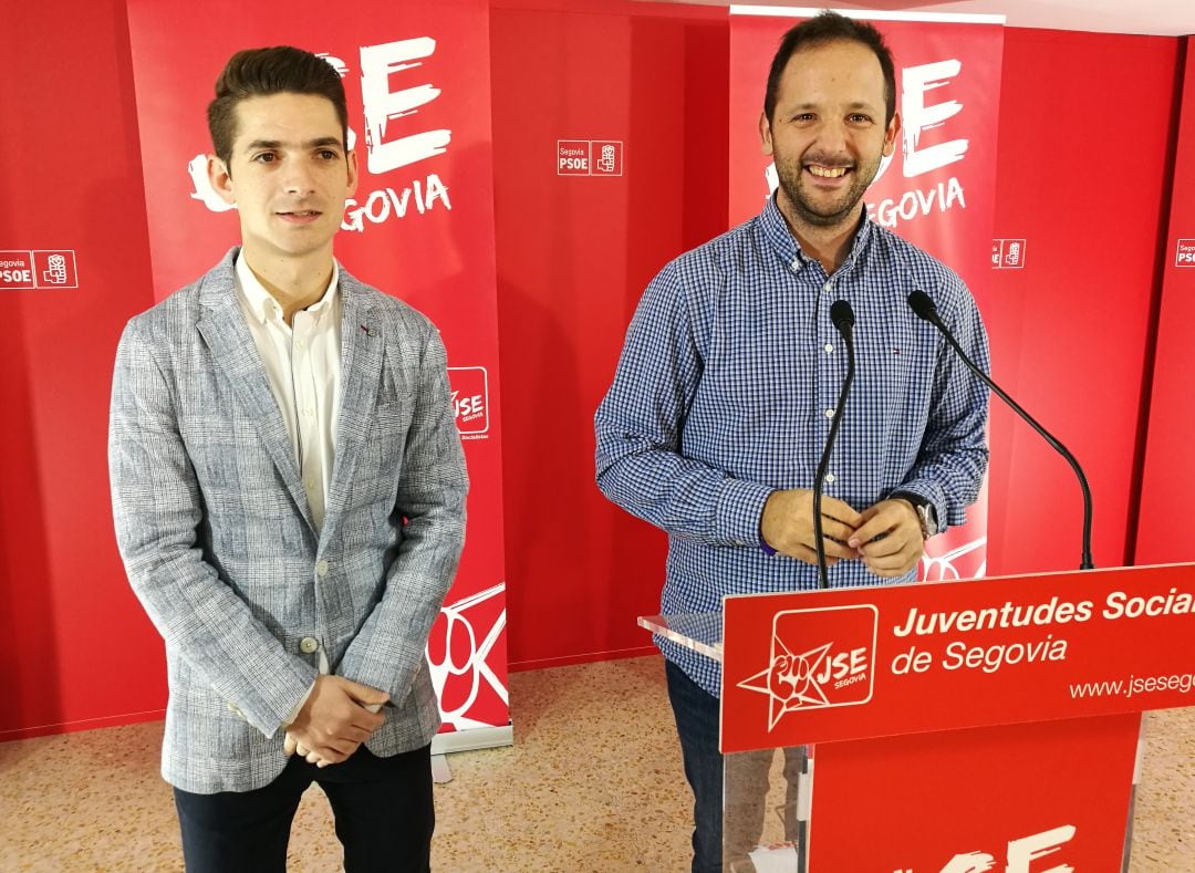 El secretario provincial de Juventudes Socialistas Sergio Iglesias (i) junto al portavoz en la Diputación Alberto Serna