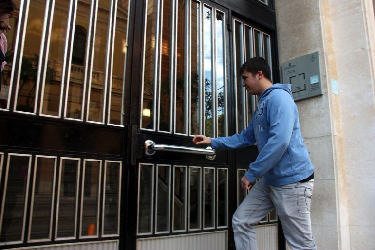 L'acusat, entrant a l'edifici judicial, aquest dijous al matí a Tarragona.