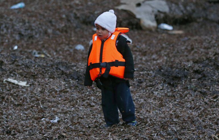 Fotografía de archivo de un niño recién llegado a las costas helenas. 